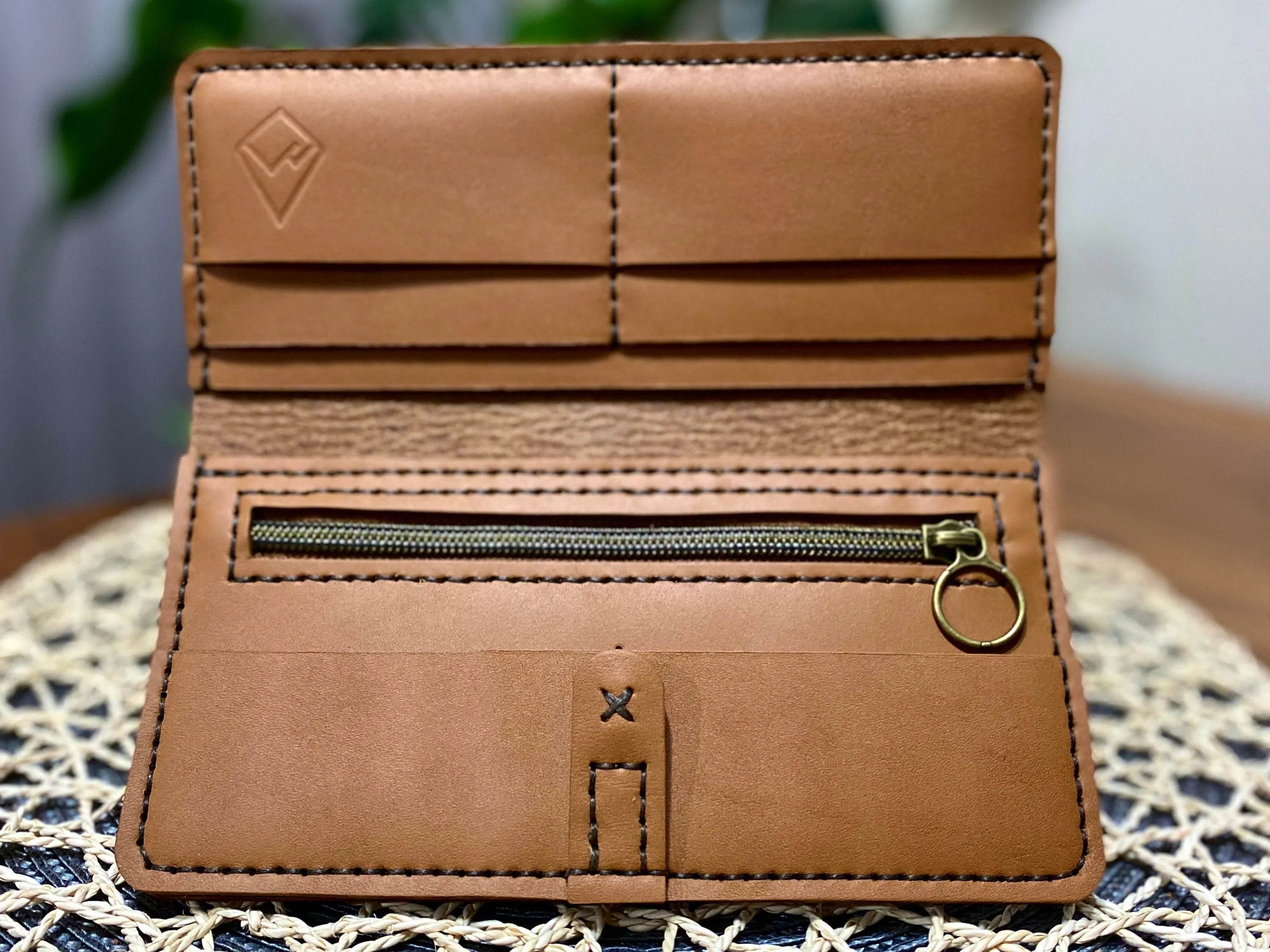 The Stagecoach | 8-Card Zippered Long Wallet